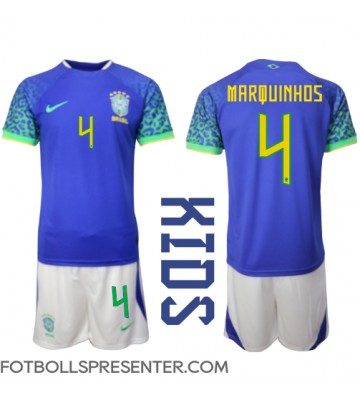 Brasilien Marquinhos #4 Bortatröja Barn VM 2022 Kortärmad (+ korta byxor)